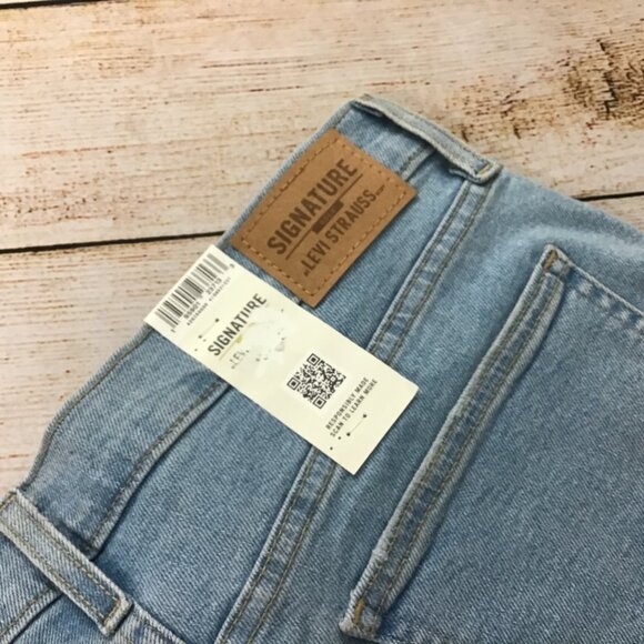 NWT Levis Signature Heritage High-Rise 3" Shorts Light Wash Denim Size 16/W33 - Picture 7 of 8